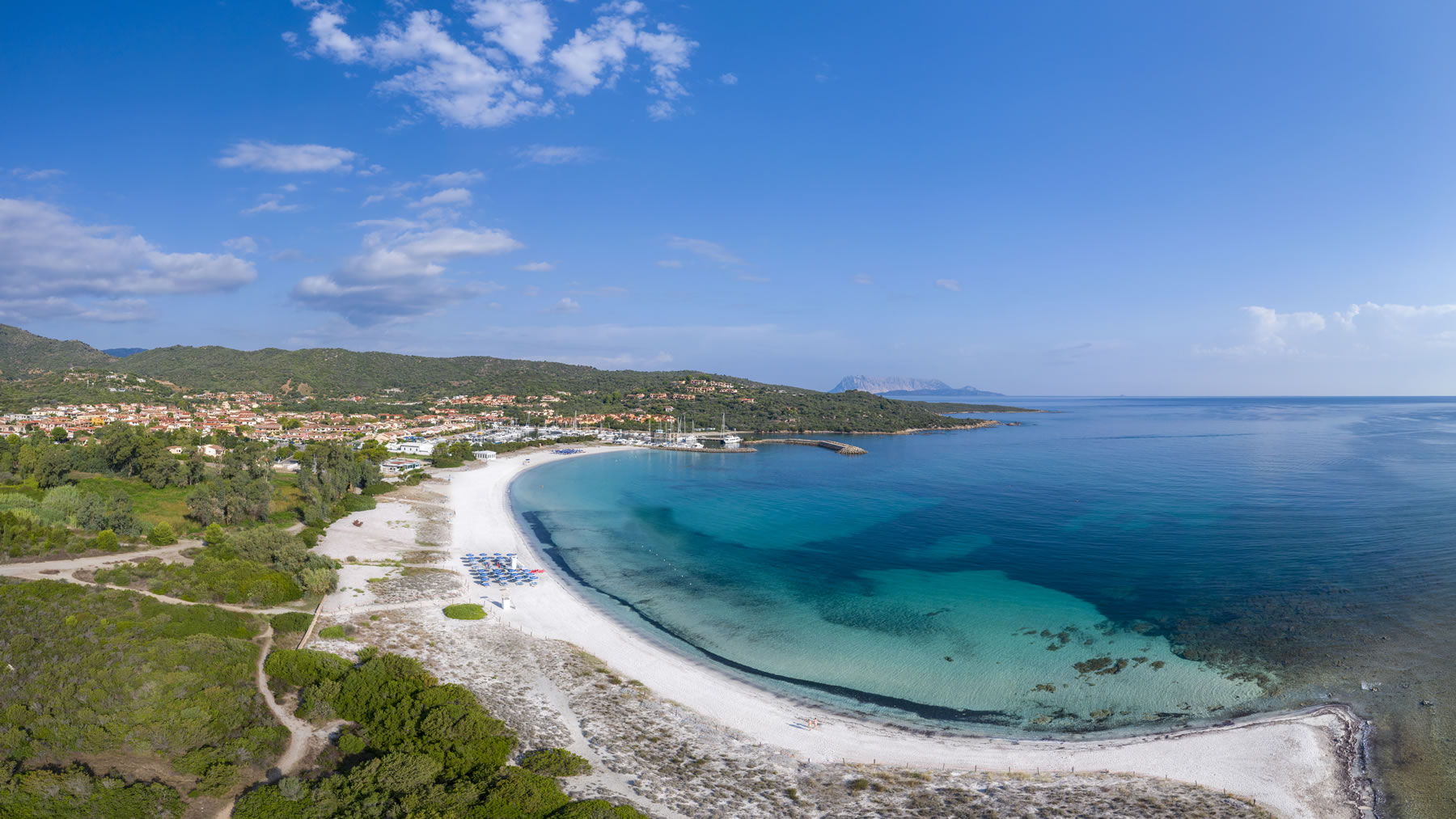 La spiaggia privata e attrezzata dell'Hotel Baia del Porto a Porto Ottiolu